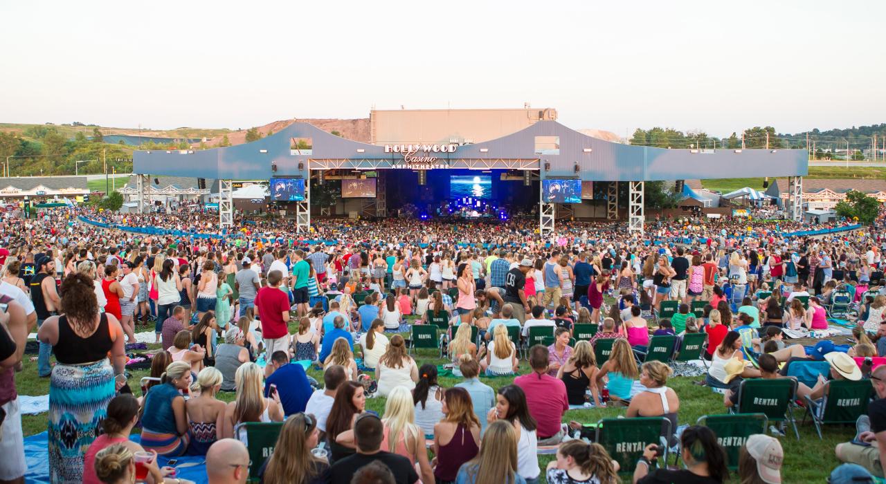 人群齐聚好莱坞赌场露天剧场参加音乐会