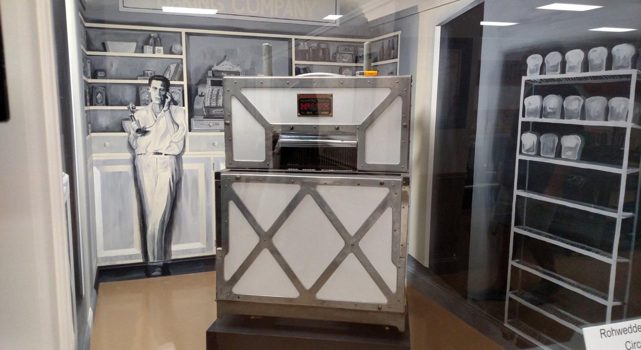 格兰德河历史社会博物馆内展出的一台 1928 年的原始商用面包切片机