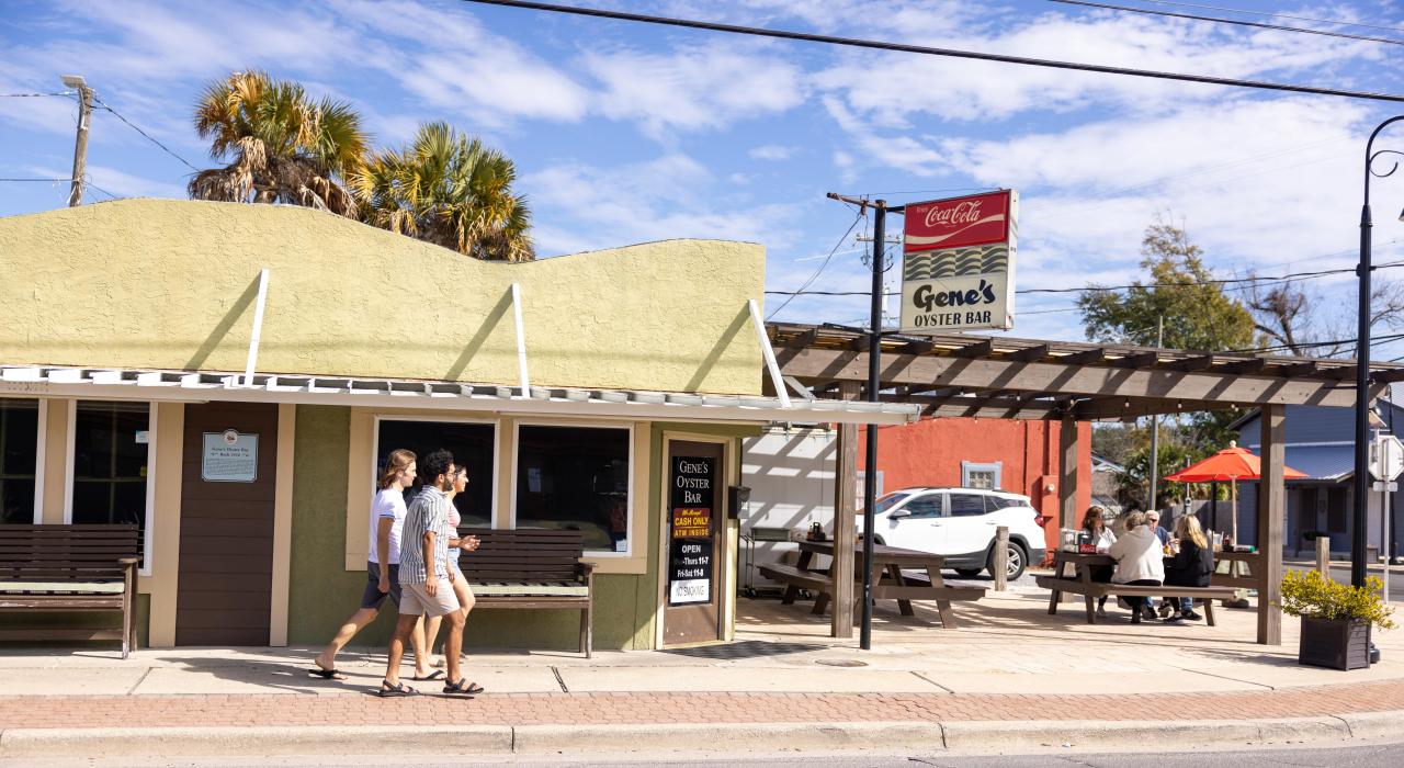 前往 Gene’s Oyster Bar 酒吧,一边品尝海鲜一边感受历史 前往 Gene’s Oyster Bar 酒吧,一边品尝海鲜一边感受历史