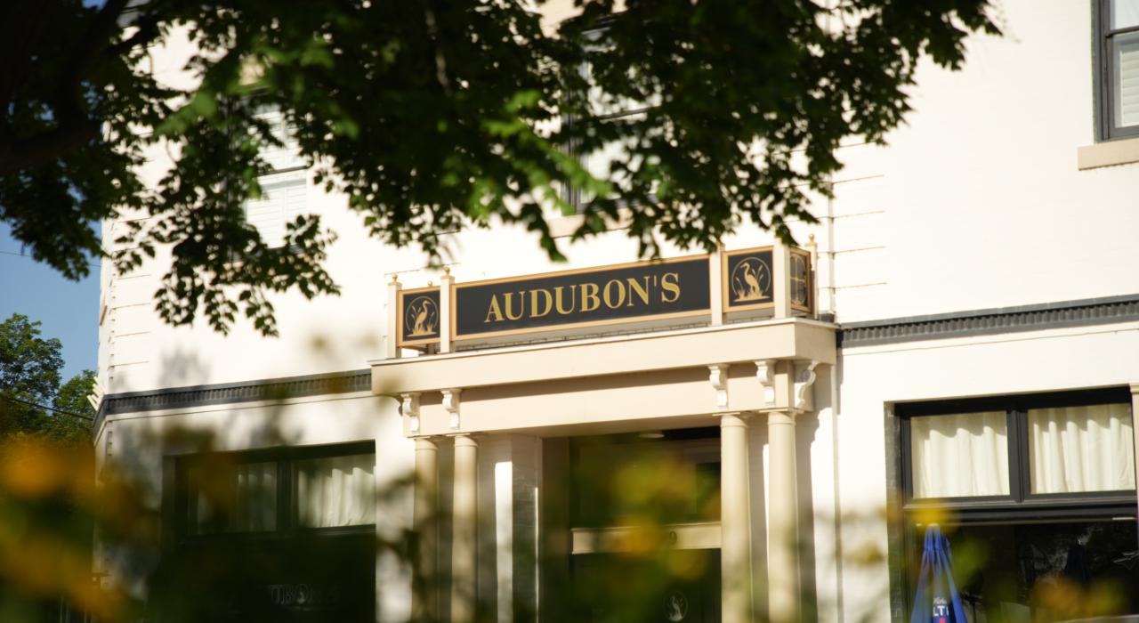 历史中心城区百年奥杜邦酒店和餐厅的外观