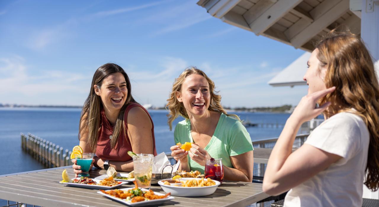 在历史悠久的圣安德鲁斯的 Uncle Ernie’s Bayfront Grill 餐厅品尝海滨海鲜 在历史悠久的圣安德鲁斯的 Uncle Ernie’s Bayfront Grill 餐厅品尝海滨海鲜