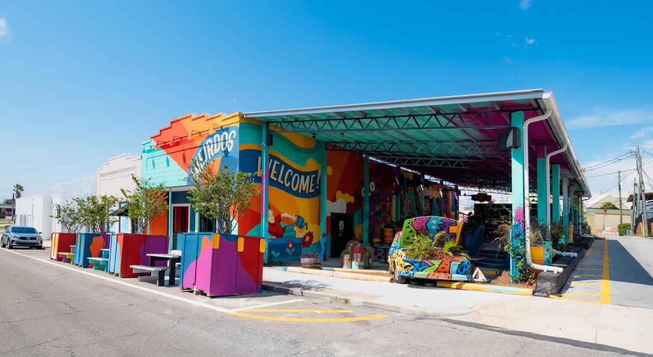 在巴拿马城市中心的 El Weirdo 餐厅一边欣赏街头艺术一边品尝街头炸玉米饼 在巴拿马城市中心的 El Weirdo 餐厅一边欣赏街头艺术一边品尝街头炸玉米饼