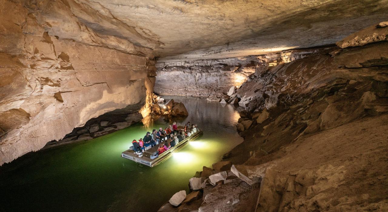 穿越失落河洞穴的地下划船之旅