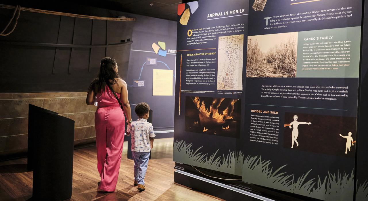 参观非洲城遗产博物馆的 Clotilda 号沉船展