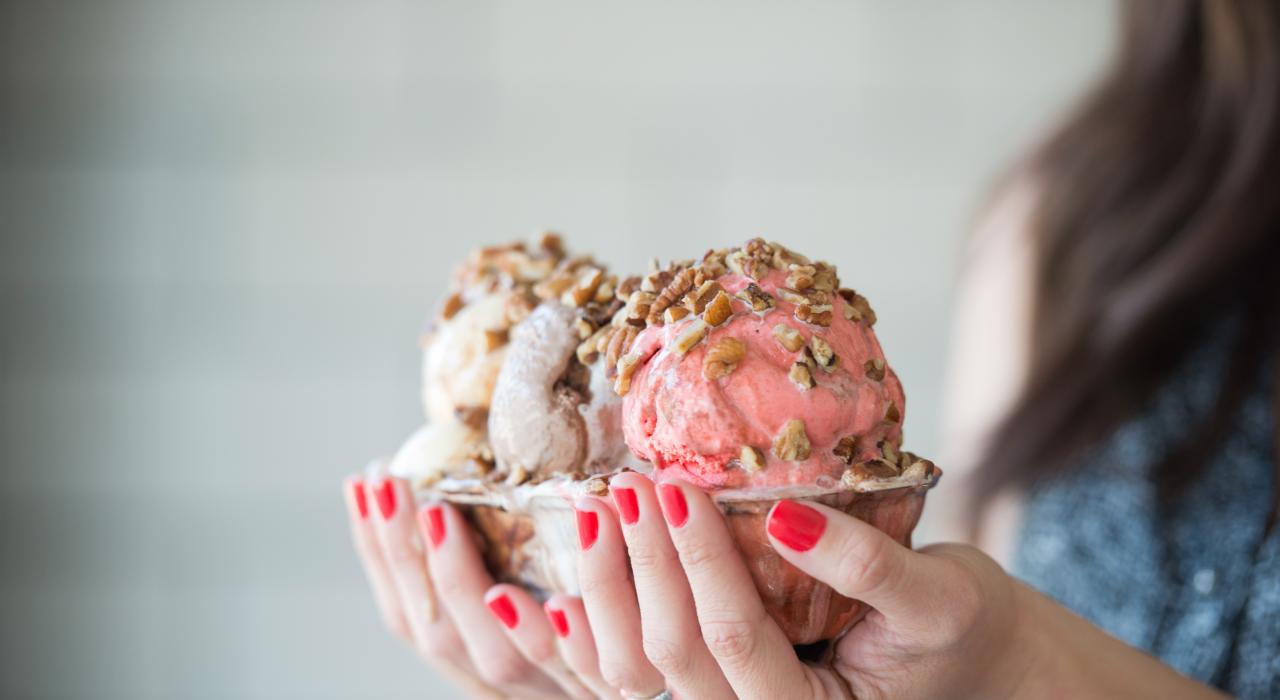 Central Dairy Ice Cream Parlor 冰淇淋店的诱人甜品