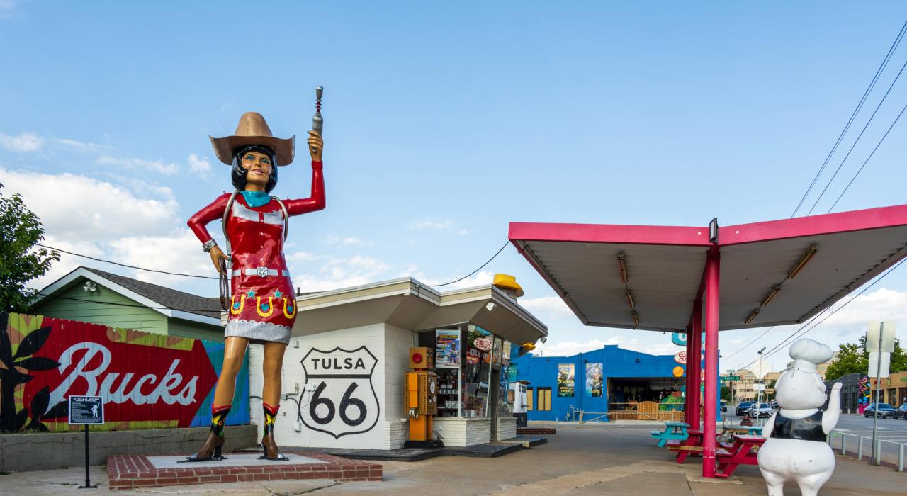 在俄克拉荷马州塔尔萨的 66 号公路上的 Buck Atom’s Cosmic Curios 礼品店外,矗立着一座宇宙牛仔女孩 Stella Atom 的雕塑 在俄克拉荷马州塔尔萨的 66 号公路上的 Buck Atom’s Cosmic Curios 礼品店外,矗立着一座宇宙牛仔女孩 Stella Atom 的雕塑