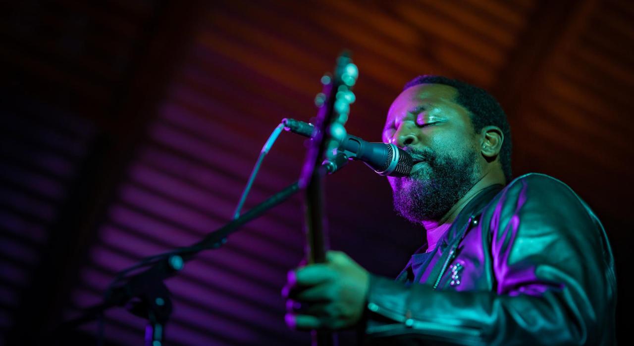 在一年一度的 Panama City Songwriters Festival 作曲家节上欣赏现场表演 在一年一度的 Panama City Songwriters Festival 作曲家节上欣赏现场表演