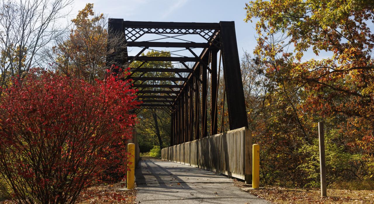 徜徉于风景秀丽的 Stinson Creek Trail Railroad Bridge 铁路桥上
