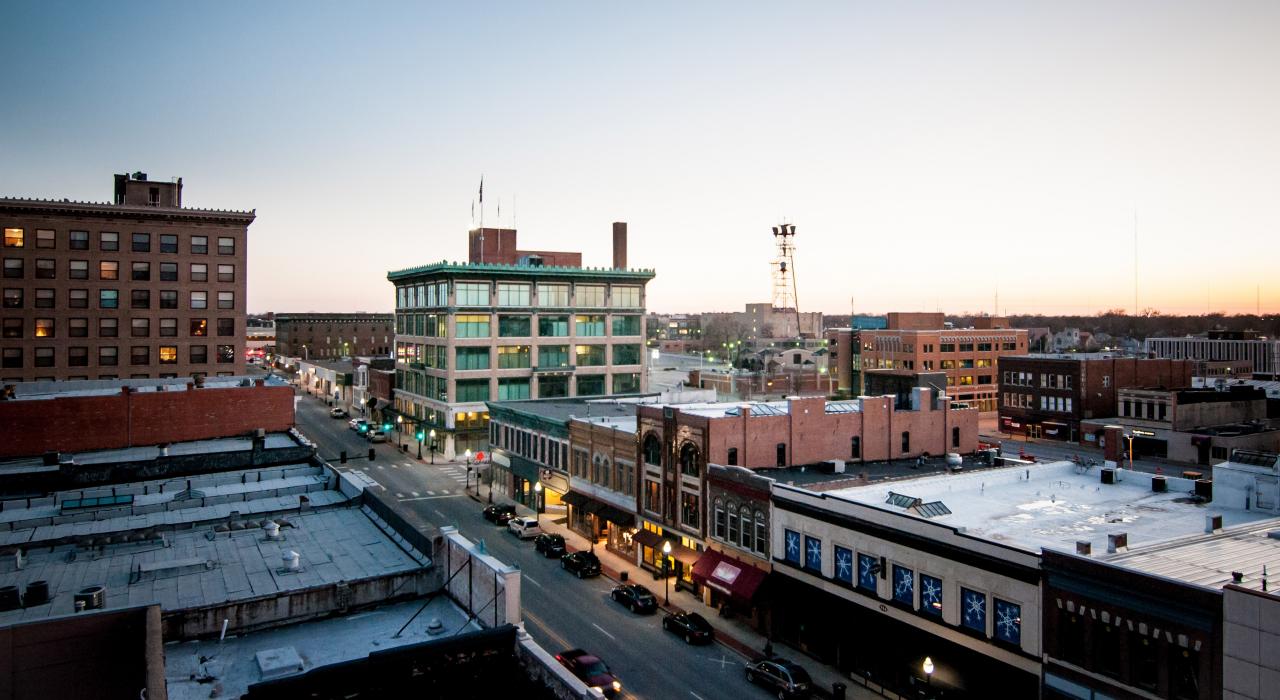 日落时分的乔普林市中心鸟瞰图 日落时分的乔普林市中心鸟瞰图