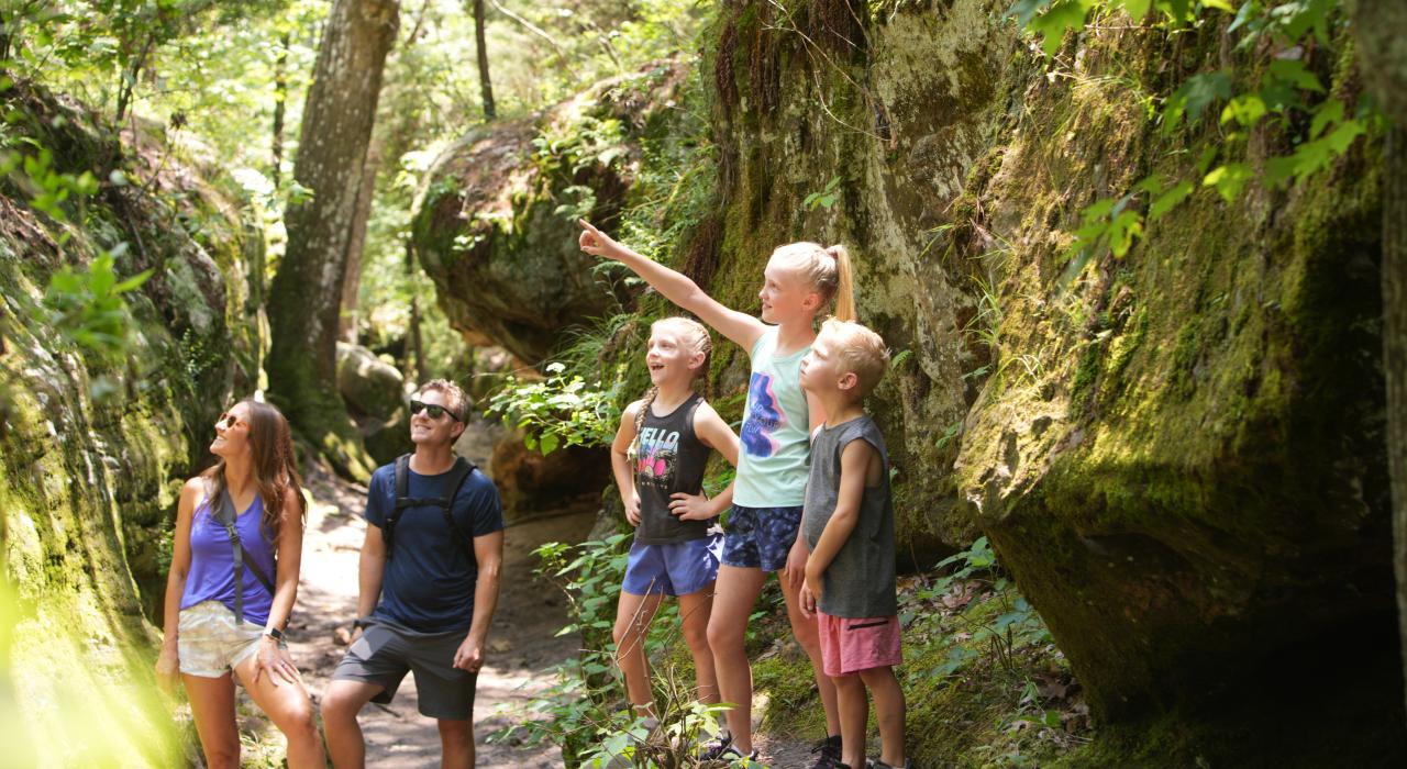 在霍恩州立公园的 Pickle Springs 自然风景区徒步旅行
