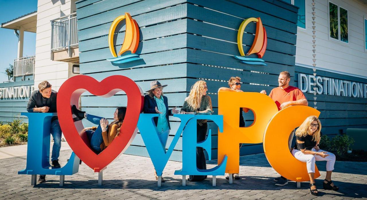 在 Destination Panama City 的游客中心拍摄集体照 在 Destination Panama City 的游客中心拍摄集体照