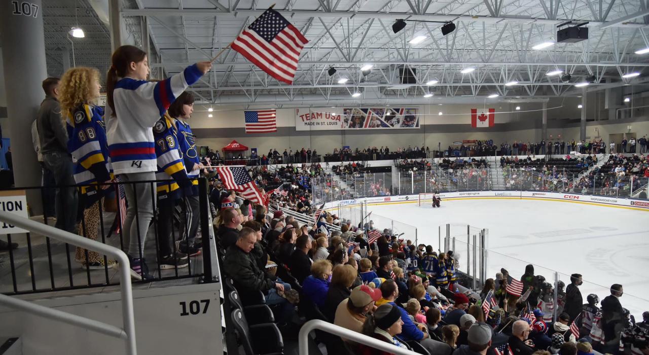 在 The Centene Community Ice Center 冰上运动中心举办的一场表演赛中，为美国国家男子冰球队加油助威