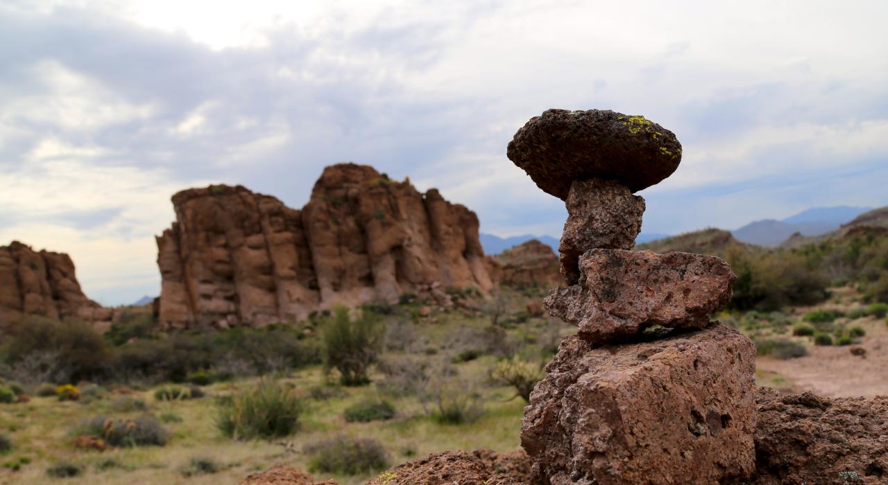 莫哈维沙漠 Monolith Garden Trail 小径旁的堆积岩石 莫哈维沙漠 Monolith Garden Trail 小径旁的堆积岩石
