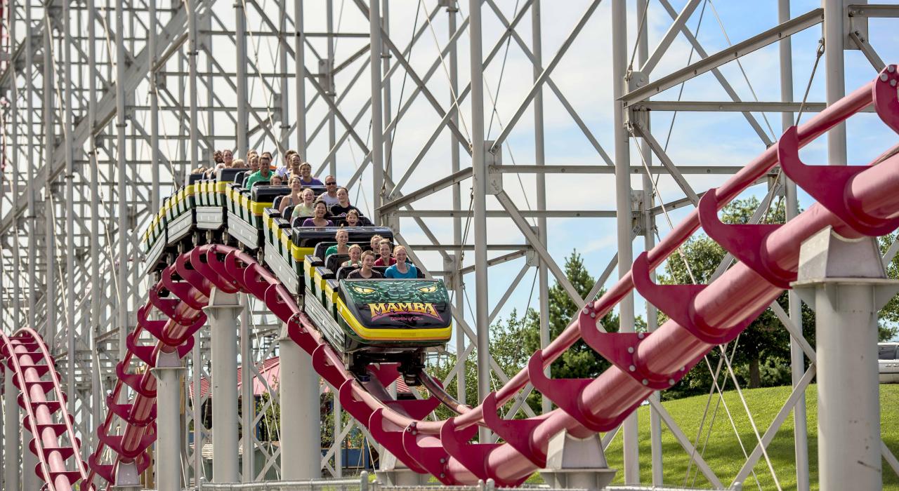 在密苏里州堪萨斯城的欢乐世界体验惊险刺激的 Mamba 过山车 在密苏里州堪萨斯城的欢乐世界体验惊险刺激的 Mamba 过山车
