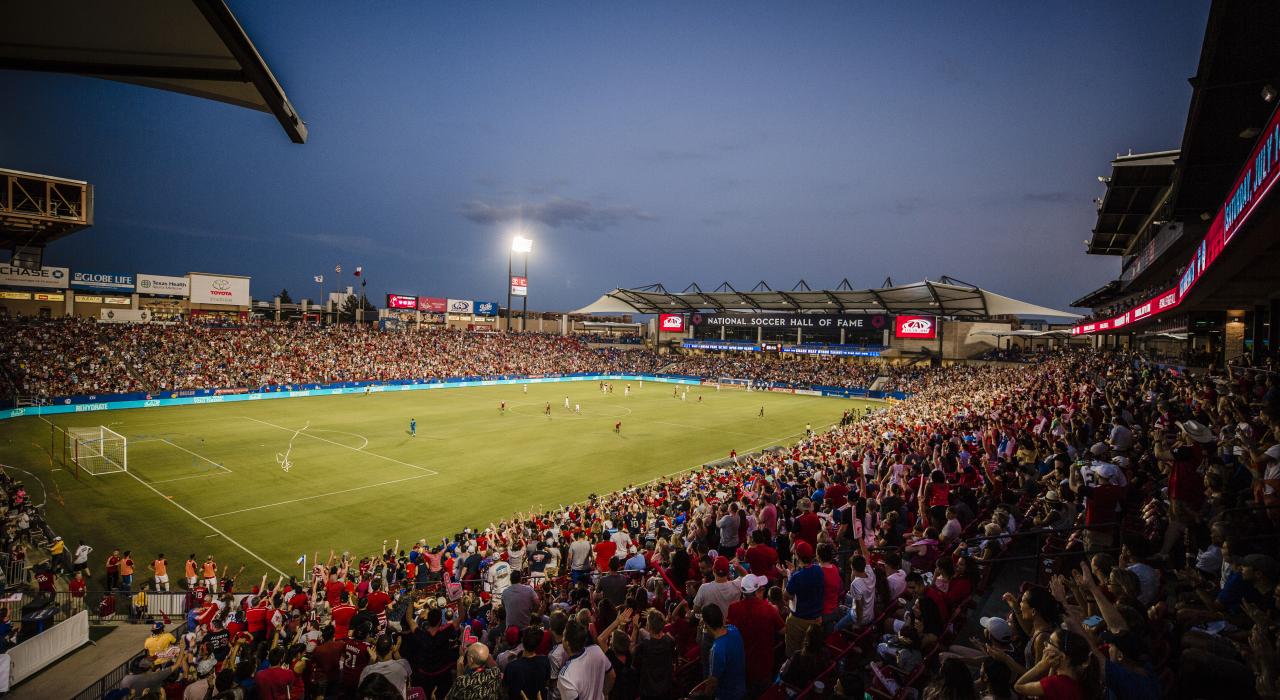 在丰田体育场为 MLS 球队达拉斯足球俱乐部加油助威