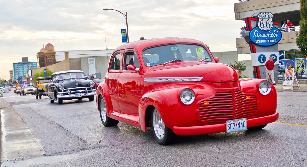 一年一度的 66 号公路巡游期间，在密苏里州斯普林菲尔德的街道上巡游的老式汽车