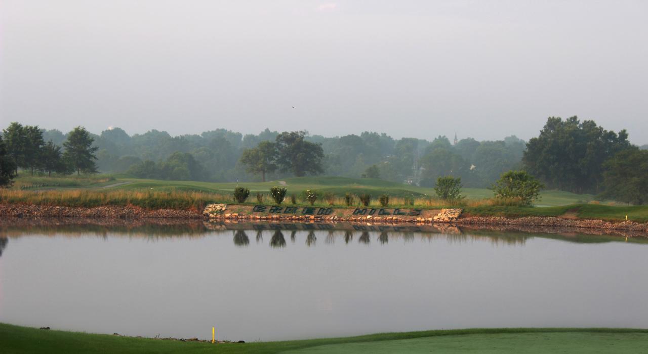 晨雾之下的 Green Hills Golf Course 高尔夫球场，奇利科西众多体育设施之一