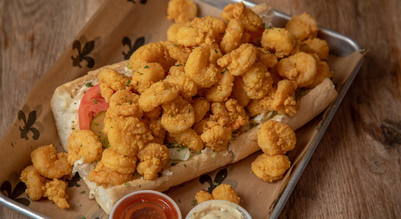 Kenney 海鲜的经典南部 po'boy 炸海鲜三明治 Kenney 海鲜的经典南部 po'boy 炸海鲜三明治