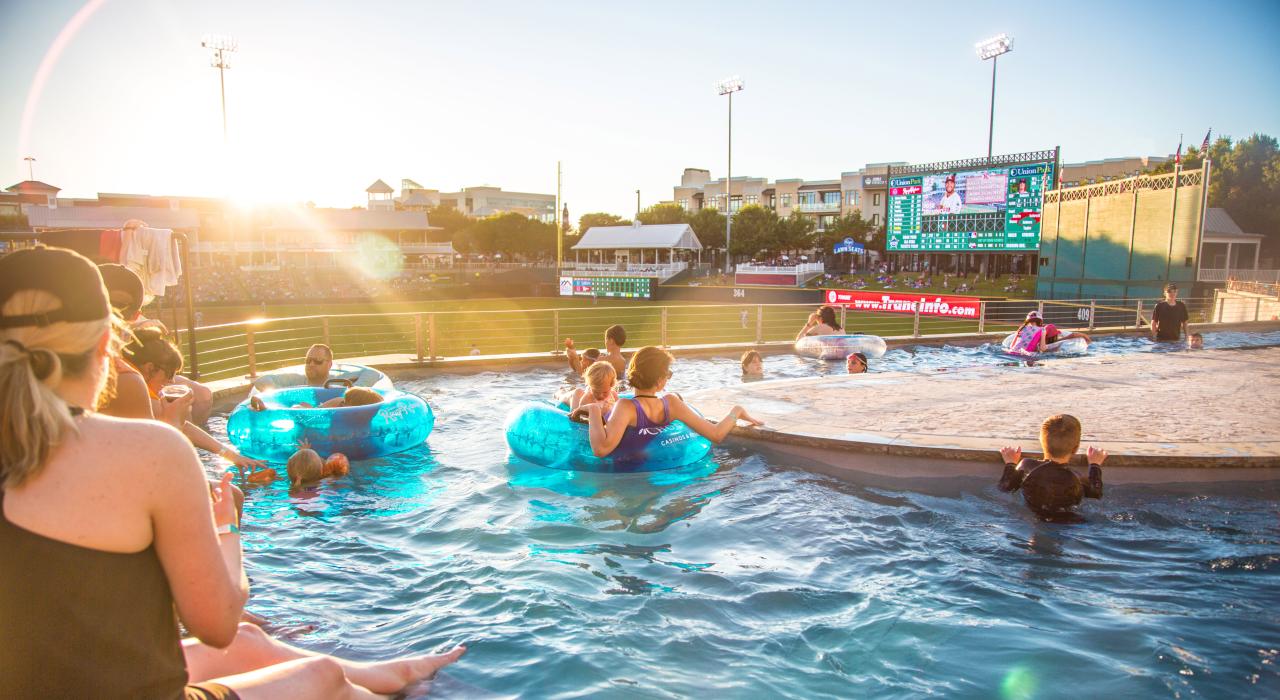 于弗里斯科 RoughRiders 的棒球比赛期间，在 Riders Field 水流缓慢的水道中放松