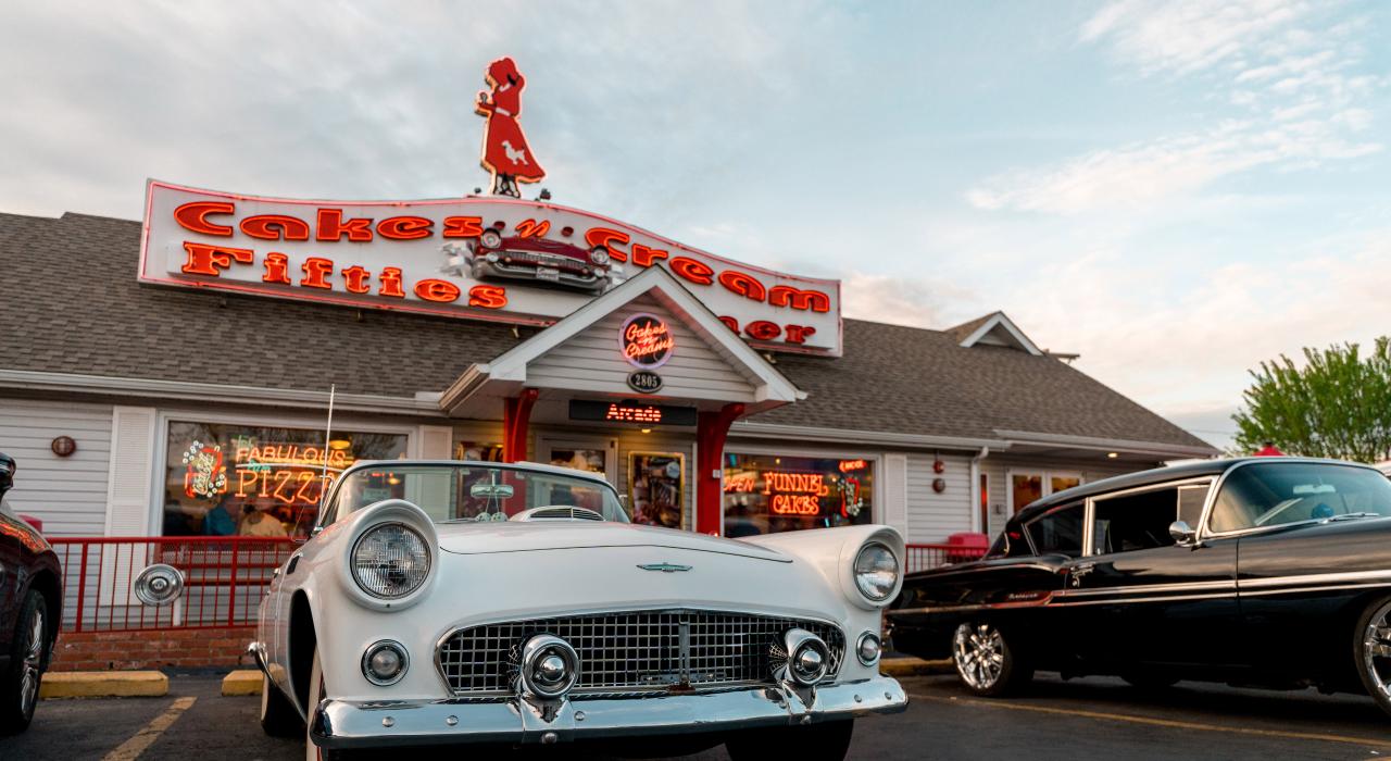密苏里州布兰森的 Cakes-n-Creams 50s Diner 餐厅 密苏里州布兰森的 Cakes-n-Creams 50s Diner 餐厅
