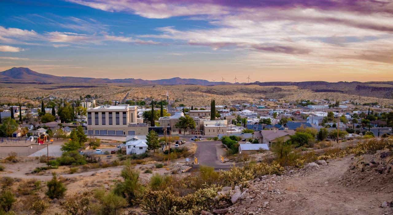 沿着风景如画的白崖马车小径俯瞰市中心及周边的景色 沿着风景如画的白崖马车小径俯瞰市中心及周边的景色