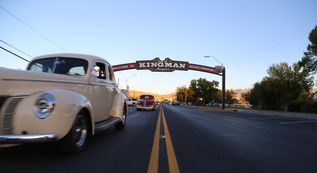 矗立在贝尔街的拱门,仿佛在迎接车辆驶入金曼历史悠久的城区 矗立在贝尔街的拱门,仿佛在迎接车辆驶入金曼历史悠久的城区