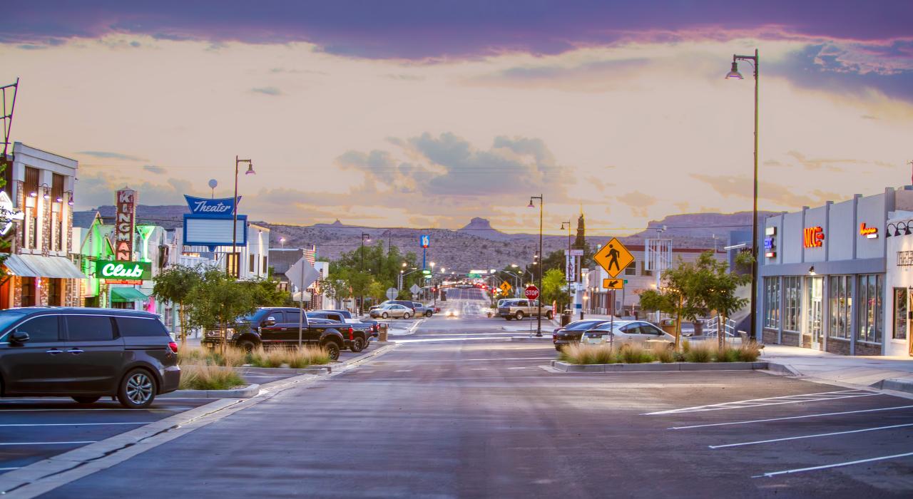 金曼市中心的贝尔街遍布当地餐厅和商店 金曼市中心的贝尔街遍布当地餐厅和商店