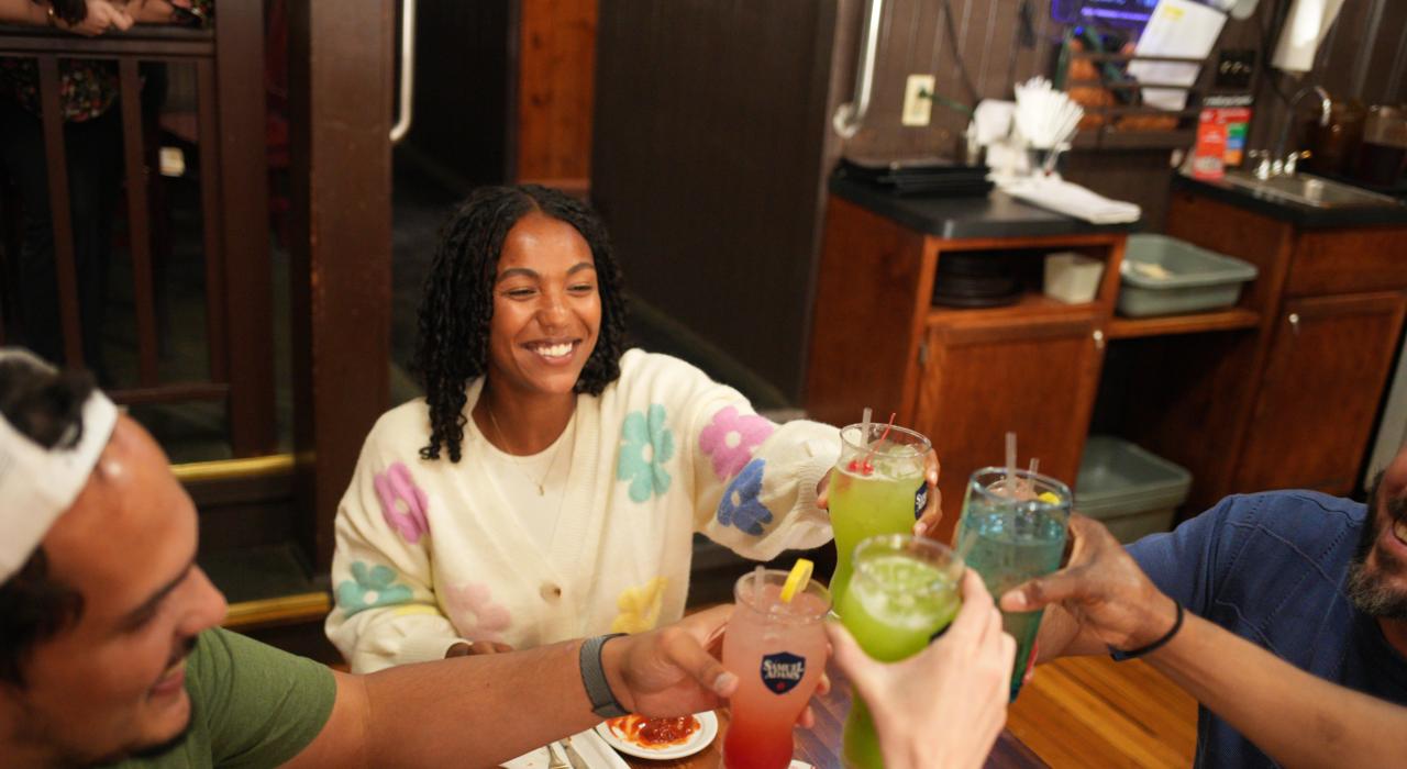 在 The Anvil Saloon 餐厅共享美食和鸡尾酒