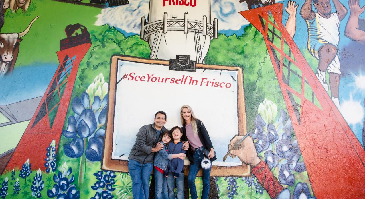 在历史悠久的 Frisco Rail District 区欣赏五彩缤纷的壁画
