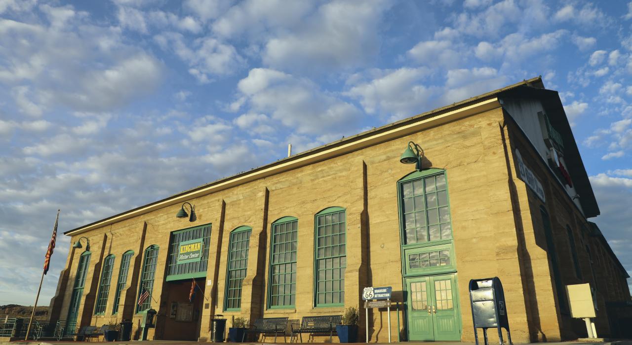 历史悠久的 Powerhouse 发电站不仅有城市旅游服务中心,还是亚利桑那州 66 号公路博物馆的所在地 历史悠久的 Powerhouse 发电站不仅有城市旅游服务中心,还是亚利桑那州 66 号公路博物馆的所在地