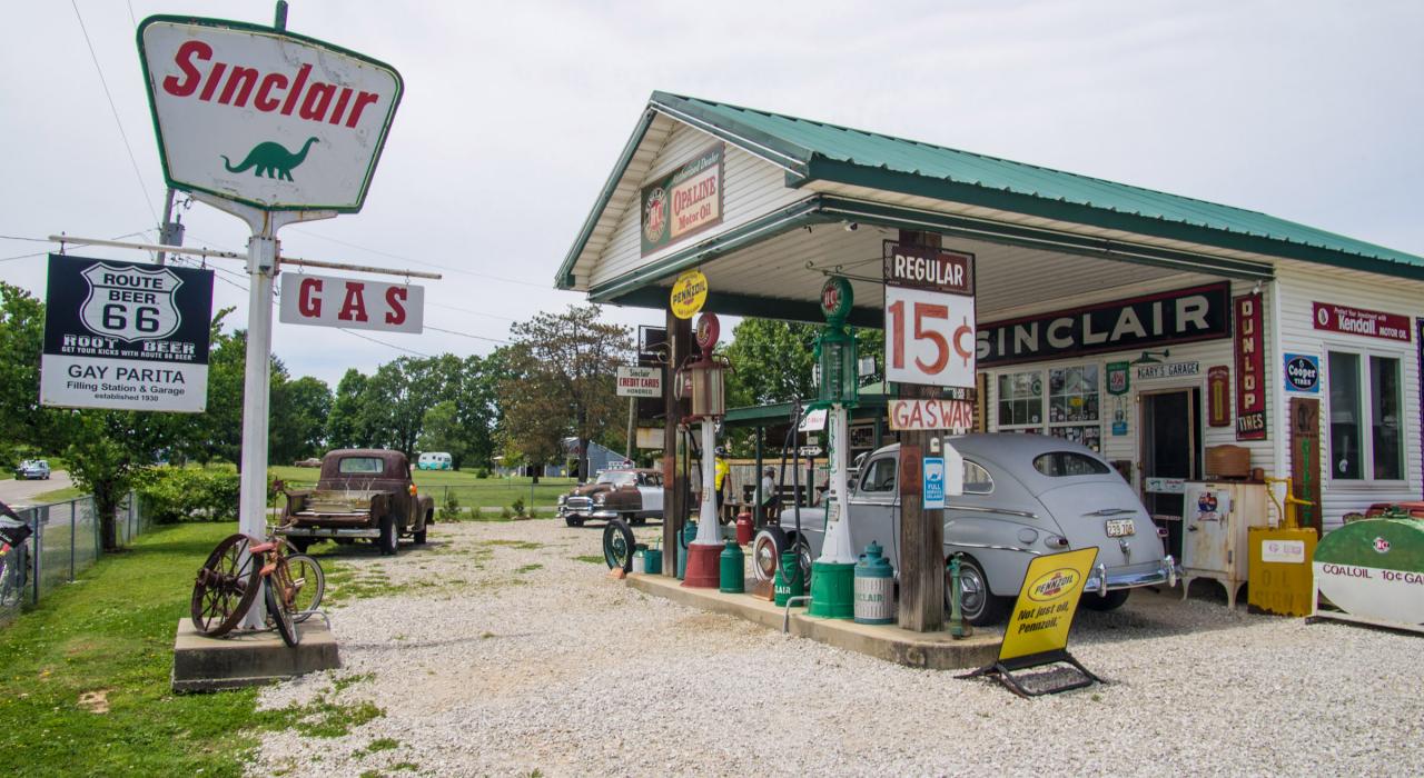 密苏里州斯普林菲尔德附近 Gary's Gay Parita 加油站展出的 66 号公路纪念品