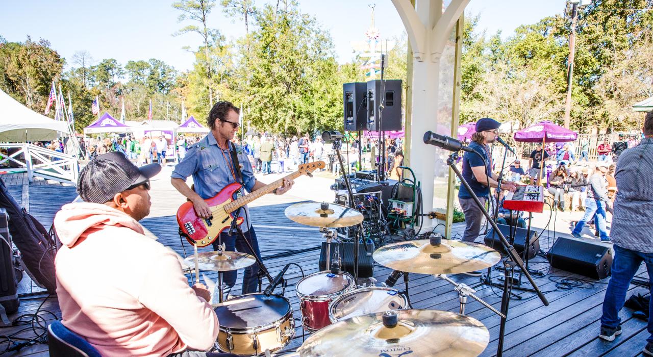 在阿比塔斯普林斯享受户外音乐会 在阿比塔斯普林斯享受户外音乐会