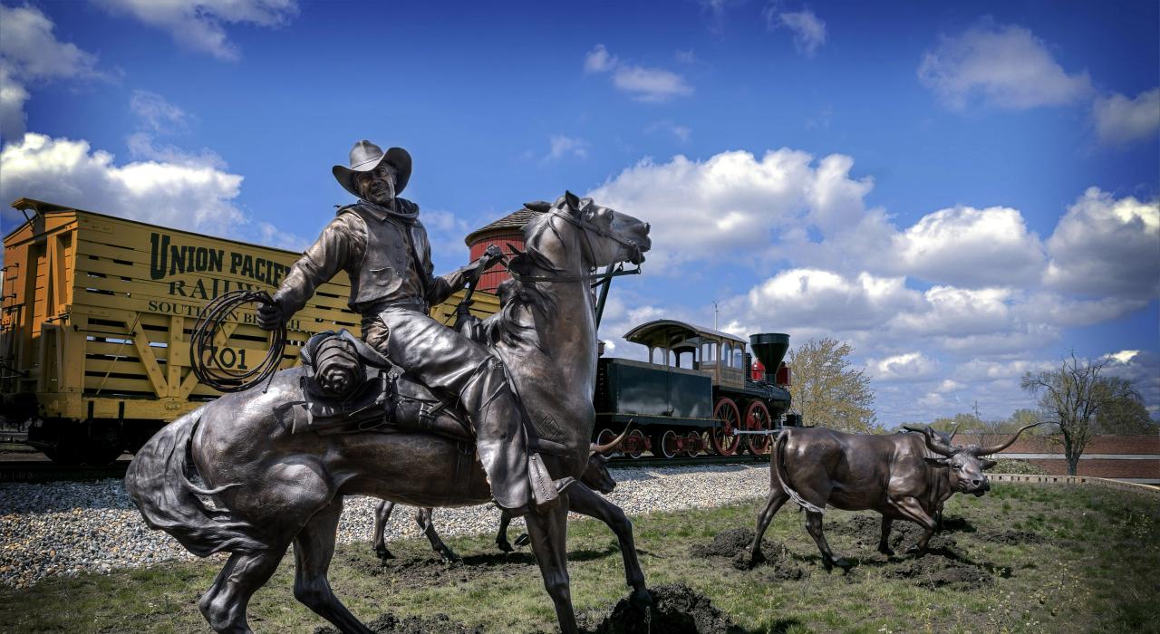 地标 Trail's End 广场处，由艺术家迈克尔·J·威尔森创作的青铜雕像