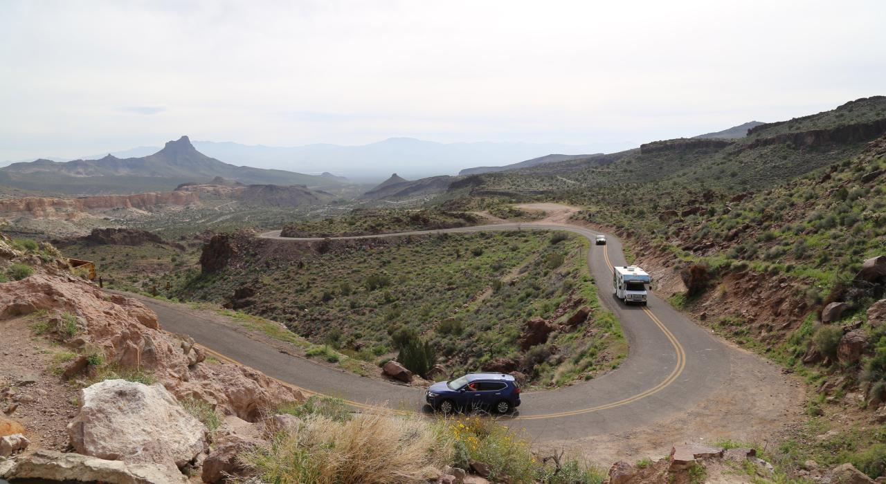 司机驶过奥塔曼公路上的 Shaffer’s Fish Bowl,该公路是一段穿越沙漠的 66 号公路路段 司机驶过奥塔曼公路上的 Shaffer’s Fish Bowl,该公路是一段穿越沙漠的 66 号公路路段