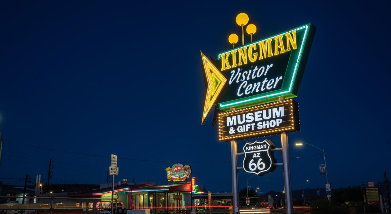 夜幕下的金曼游客中心与博物馆霓虹灯招牌 夜幕下的金曼游客中心与博物馆霓虹灯招牌