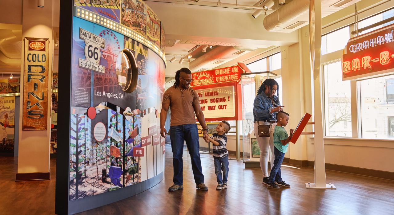 广场历史博物馆展出的 66 号公路纪念品 广场历史博物馆展出的 66 号公路纪念品