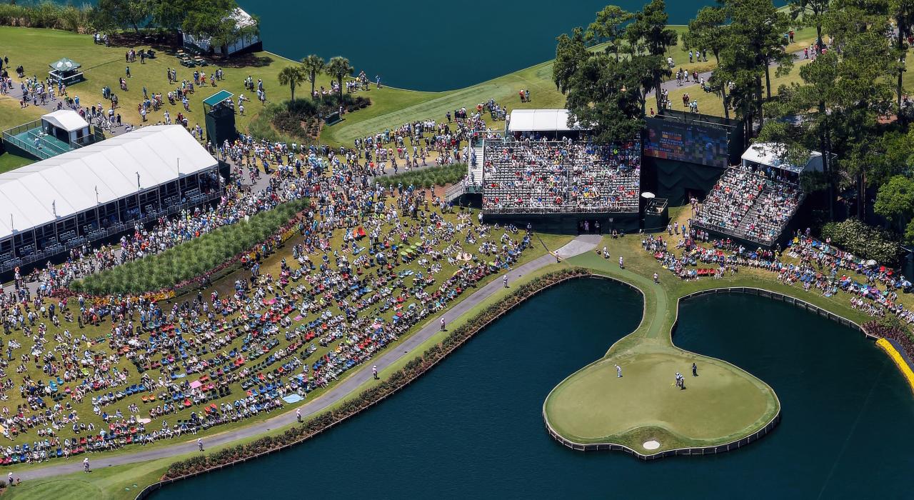 一大群人聚集在 TPC Sawgrass 高尔夫球场传奇的第 17 洞 一大群人聚集在 TPC Sawgrass 高尔夫球场传奇的第 17 洞