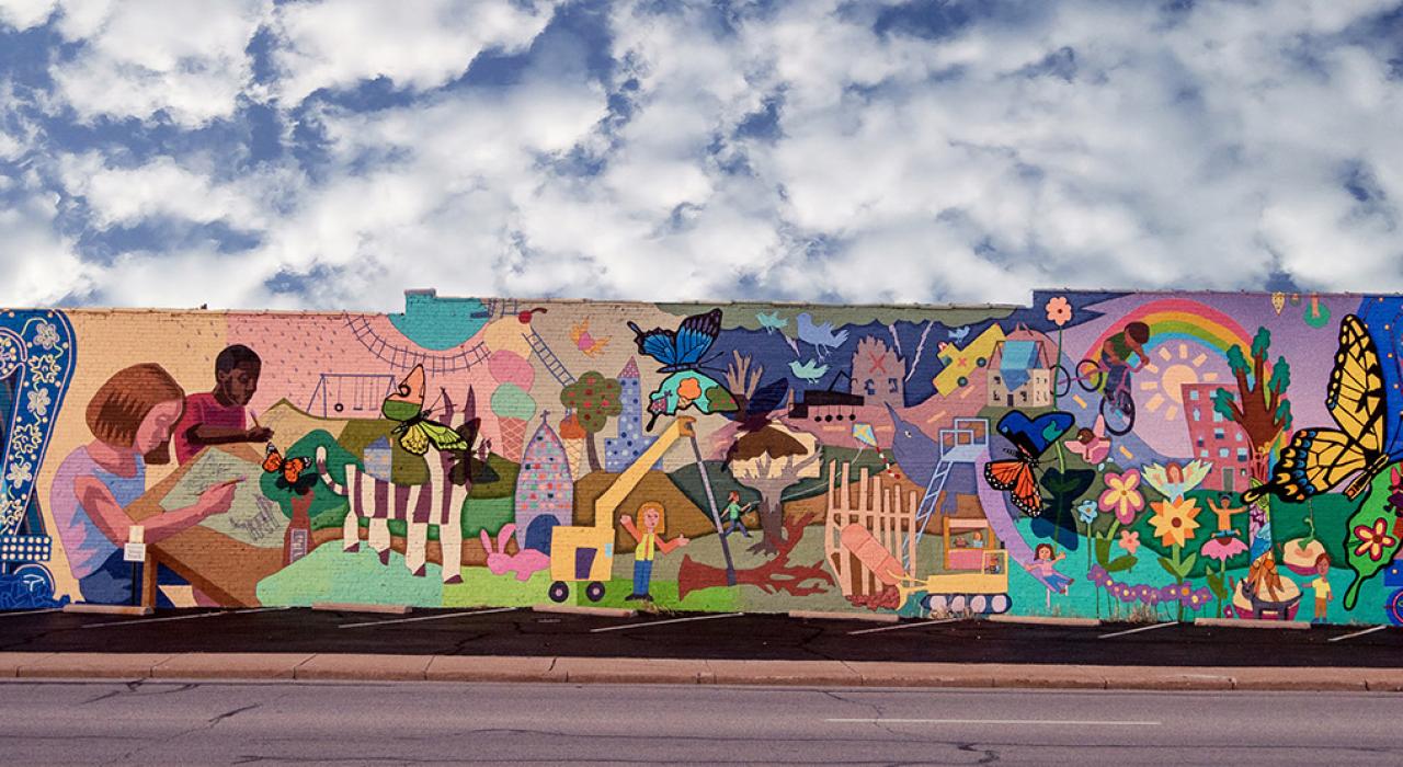 艺术家 Dave Lowenstein 创作的壁画《蝴蝶效应:重振梦想》,向 2011 年那场强力龙卷风过后的社区重建工作致敬 艺术家 Dave Lowenstein 创作的壁画《蝴蝶效应:重振梦想》,向 2011 年那场强力龙卷风过后的社区重建工作致敬