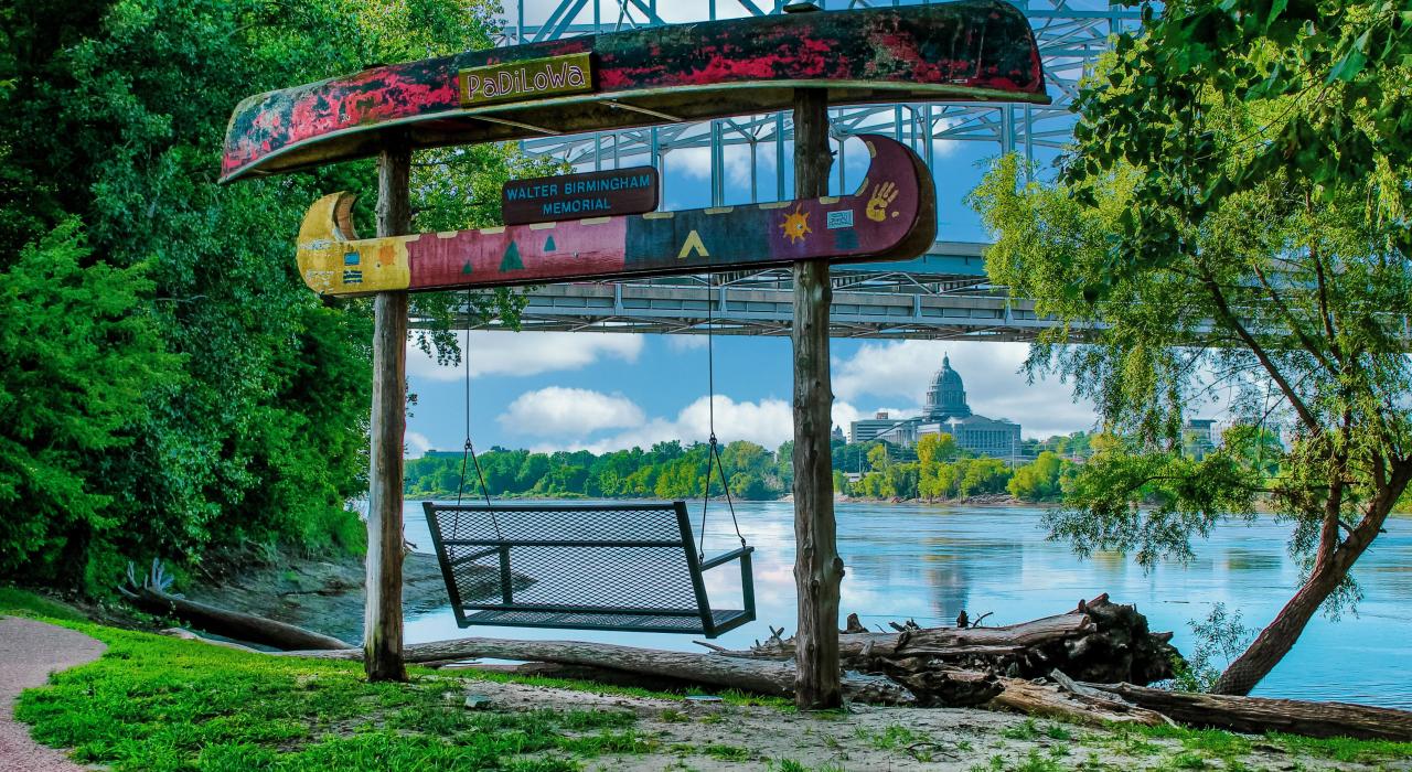 在密苏里州杰斐逊城的 Wilson’s Serenity Point 城市绿地远眺州议会大厦