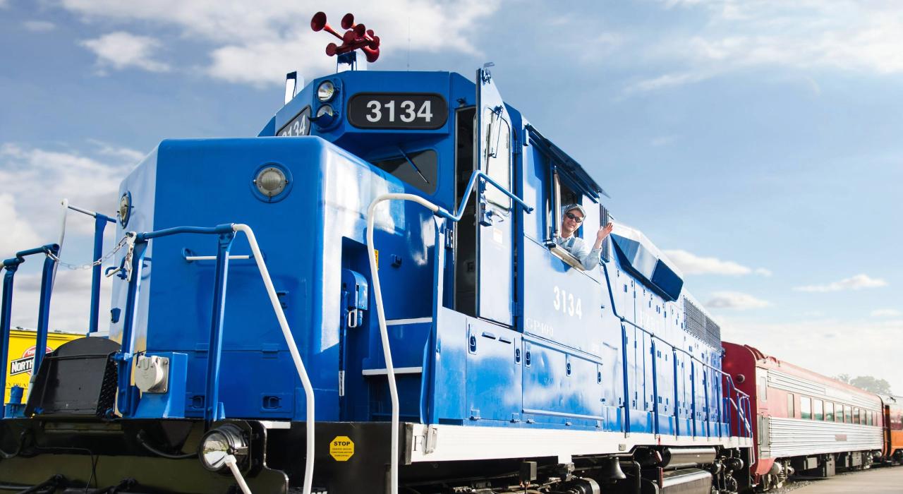 奥斯汀蒸汽火车带游客穿越德克萨斯州希尔县，开启一趟风景如画且富有历史意义的探索旅程