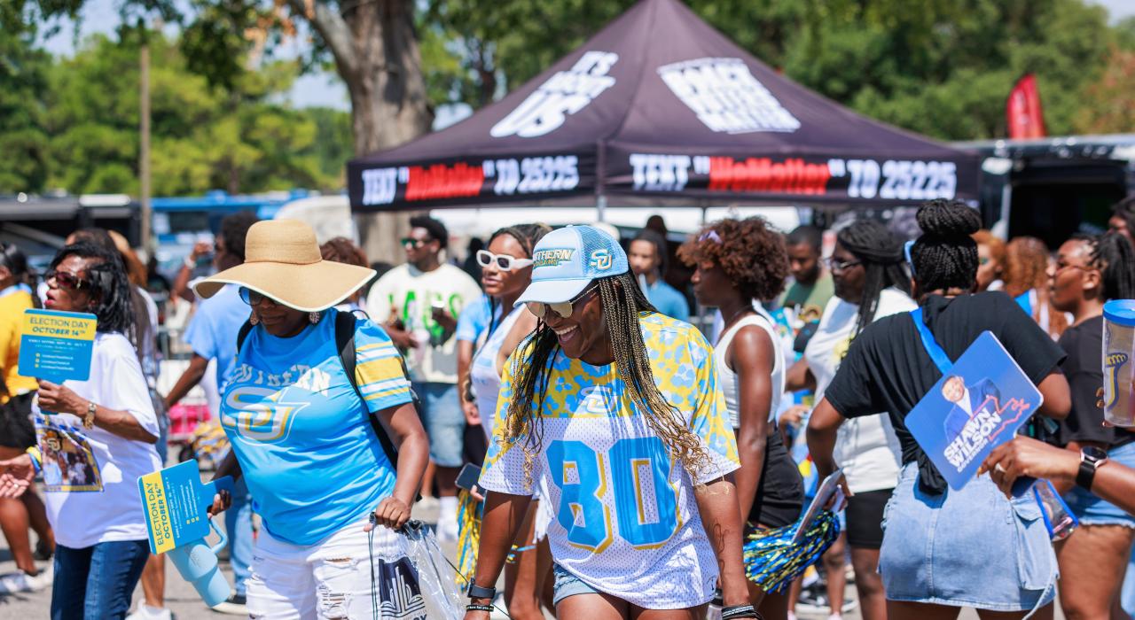 在南方大学的车尾派对上为南方大学美洲虎队美式橄榄球赛做准备 在南方大学的车尾派对上为南方大学美洲虎队美式橄榄球赛做准备