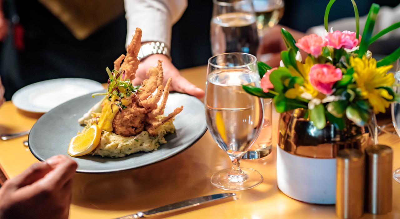 在主打克里奥尔风味的 Juban’s Restaurant 餐厅享用人气菜肴“哈利路亚螃蟹” 在主打克里奥尔风味的 Juban’s Restaurant 餐厅享用人气菜肴“哈利路亚螃蟹”