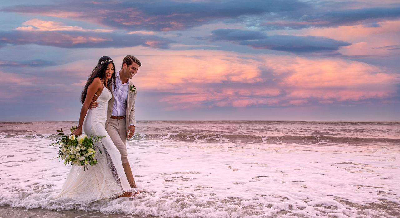 漫步在 Ponte Vedra Beach 海滩的沙滩上,这里是举办婚礼的热门场地 漫步在 Ponte Vedra Beach 海滩的沙滩上,这里是举办婚礼的热门场地