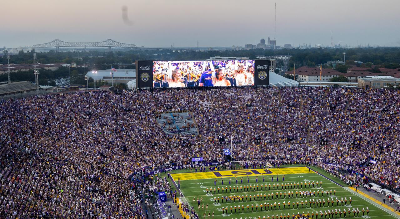 在老虎体育场为美式橄榄球队路易斯安那州立大学老虎队加油助威 在老虎体育场为美式橄榄球队路易斯安那州立大学老虎队加油助威