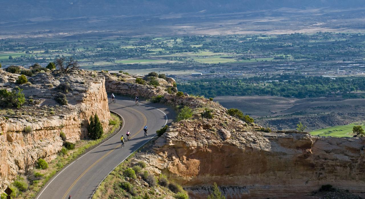 骑行穿越科罗拉多州大章克申附近的科罗拉多州国家纪念公园