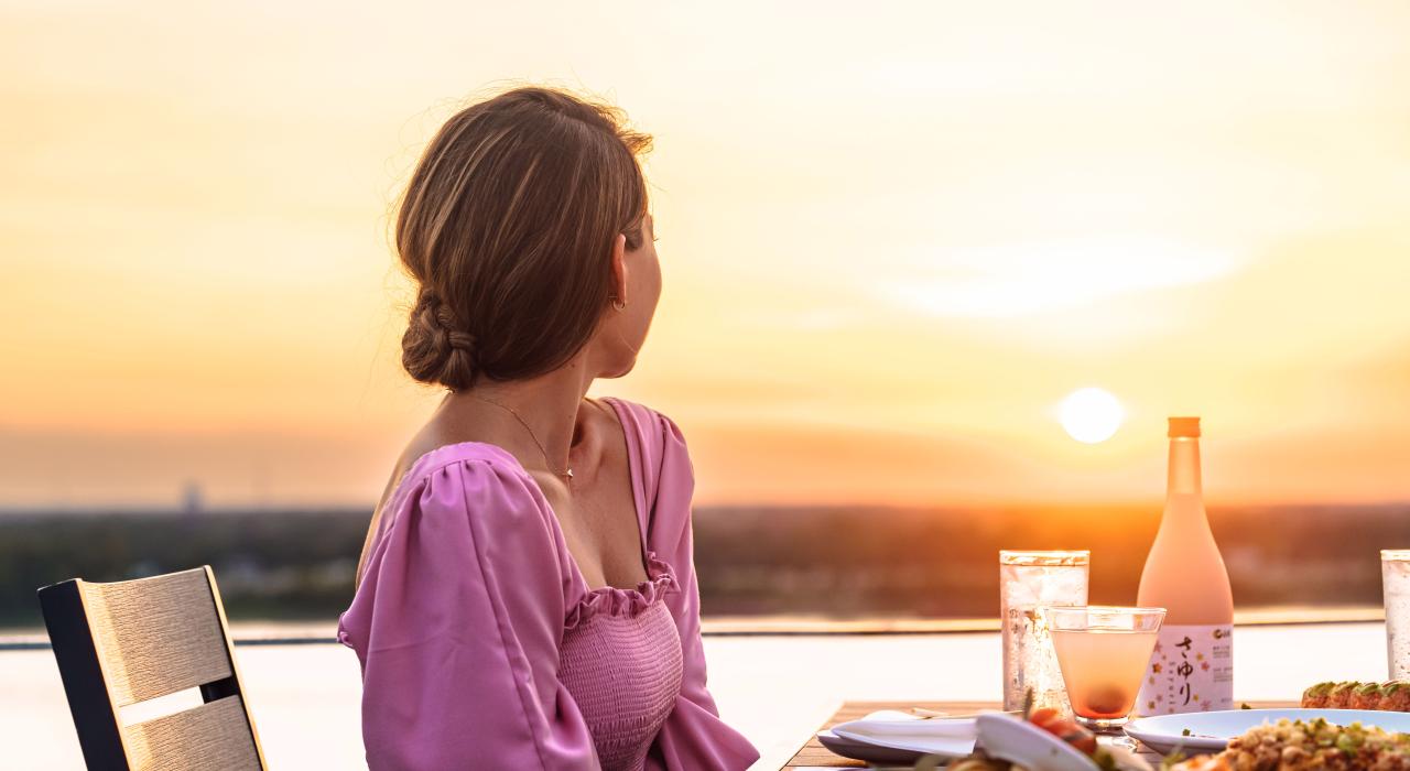 在市中心 Tsunami 寿司料理餐厅的屋顶欣赏美景 在市中心 Tsunami 寿司料理餐厅的屋顶欣赏美景