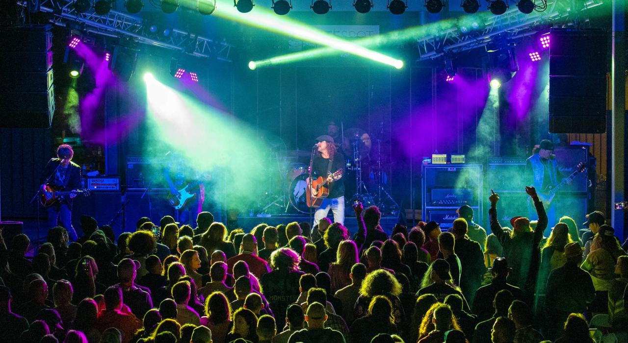 在 Haute Spot 露天娱乐综合体的草地上享受音乐会