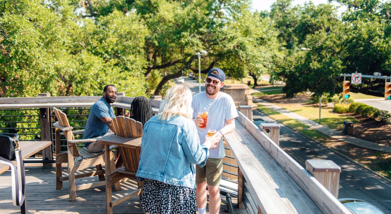 在深受当地人欢迎的 The Chimes 餐厅的屋顶露台享受饮品 在深受当地人欢迎的 The Chimes 餐厅的屋顶露台享受饮品