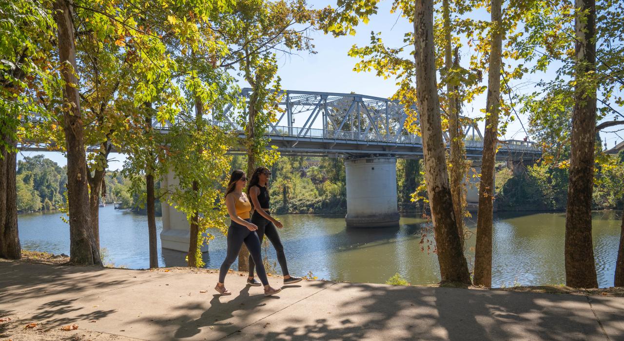 沿着哥伦布河滨步道 ( Columbus Riverwalk & Trail) 漫步观景 沿着哥伦布河滨步道 ( Columbus Riverwalk & Trail) 漫步观景