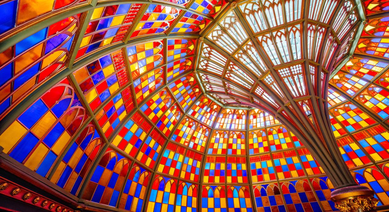 色彩斑斓的彩色玻璃装点着旧州议会大厦 色彩斑斓的彩色玻璃装点着旧州议会大厦